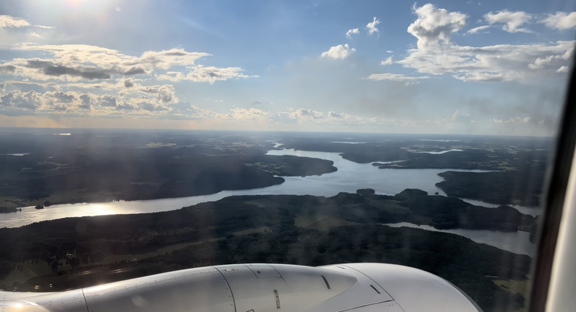Blick aus dem Flugzeugfenster